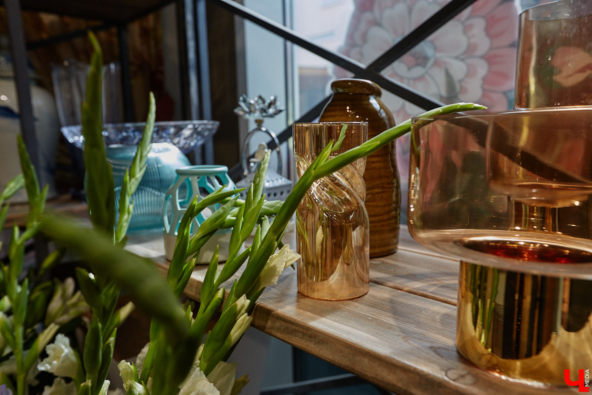 В день рождения принято дарить цветы, но владимирский бренд «Флора центр» ломает стереотипы. Сети салонов исполнилось 20 лет, и за это время она научилась сама собирать букеты под любой запрос. В честь знаменательной даты предлагаем вспомнить самые яркие вехи проекта.