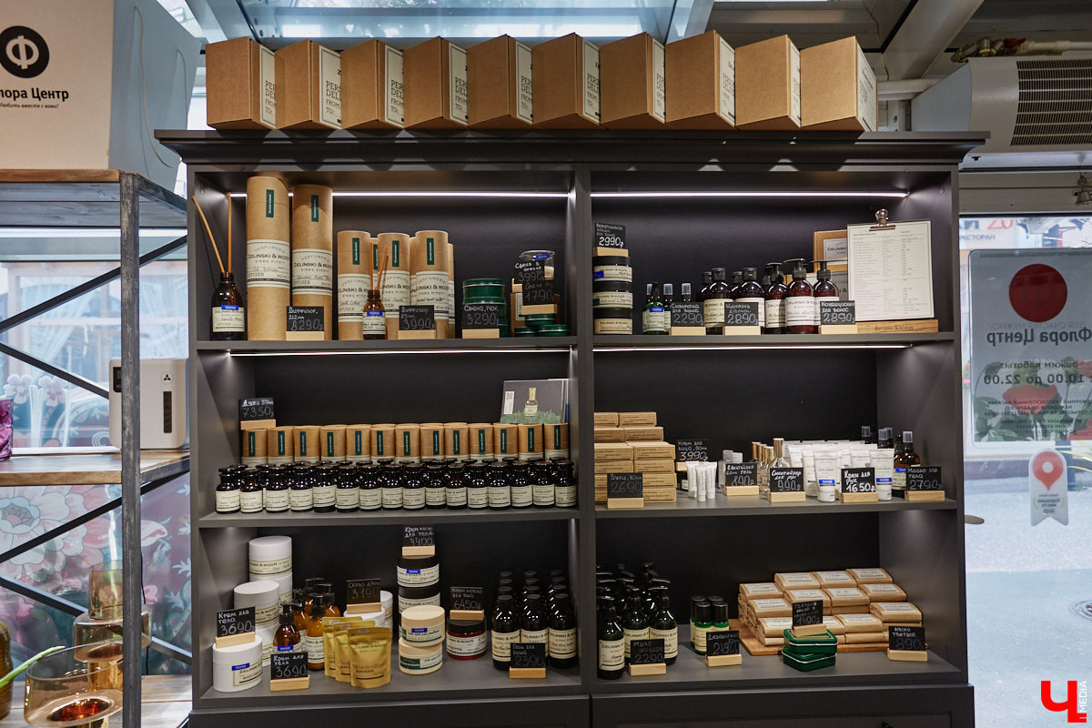 В день рождения принято дарить цветы, но владимирский бренд «Флора центр» ломает стереотипы. Сети салонов исполнилось 20 лет, и за это время она научилась сама собирать букеты под любой запрос. В честь знаменательной даты предлагаем вспомнить самые яркие вехи проекта.