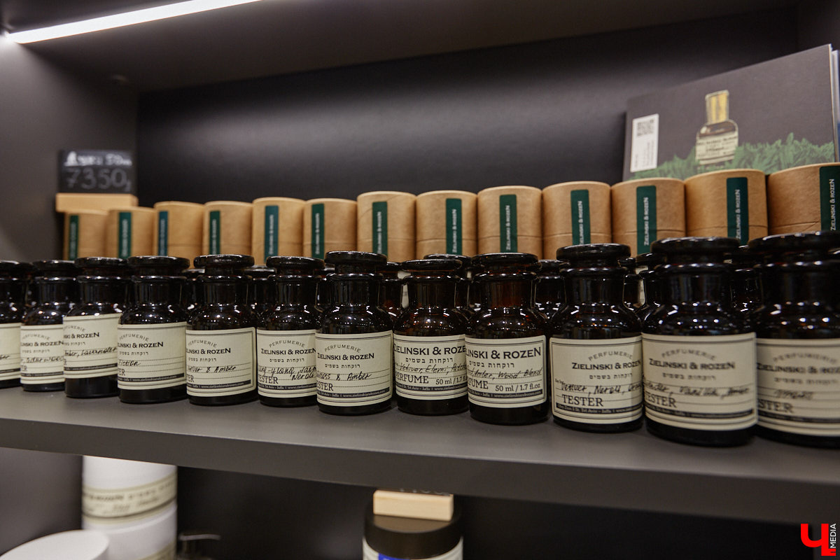 В день рождения принято дарить цветы, но владимирский бренд «Флора центр» ломает стереотипы. Сети салонов исполнилось 20 лет, и за это время она научилась сама собирать букеты под любой запрос. В честь знаменательной даты предлагаем вспомнить самые яркие вехи проекта.