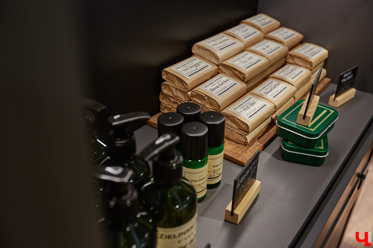 В день рождения принято дарить цветы, но владимирский бренд «Флора центр» ломает стереотипы. Сети салонов исполнилось 20 лет, и за это время она научилась сама собирать букеты под любой запрос. В честь знаменательной даты предлагаем вспомнить самые яркие вехи проекта.