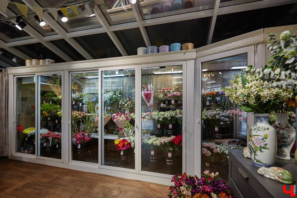 В день рождения принято дарить цветы, но владимирский бренд «Флора центр» ломает стереотипы. Сети салонов исполнилось 20 лет, и за это время она научилась сама собирать букеты под любой запрос. В честь знаменательной даты предлагаем вспомнить самые яркие вехи проекта.