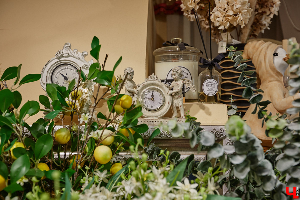 В день рождения принято дарить цветы, но владимирский бренд «Флора центр» ломает стереотипы. Сети салонов исполнилось 20 лет, и за это время она научилась сама собирать букеты под любой запрос. В честь знаменательной даты предлагаем вспомнить самые яркие вехи проекта.