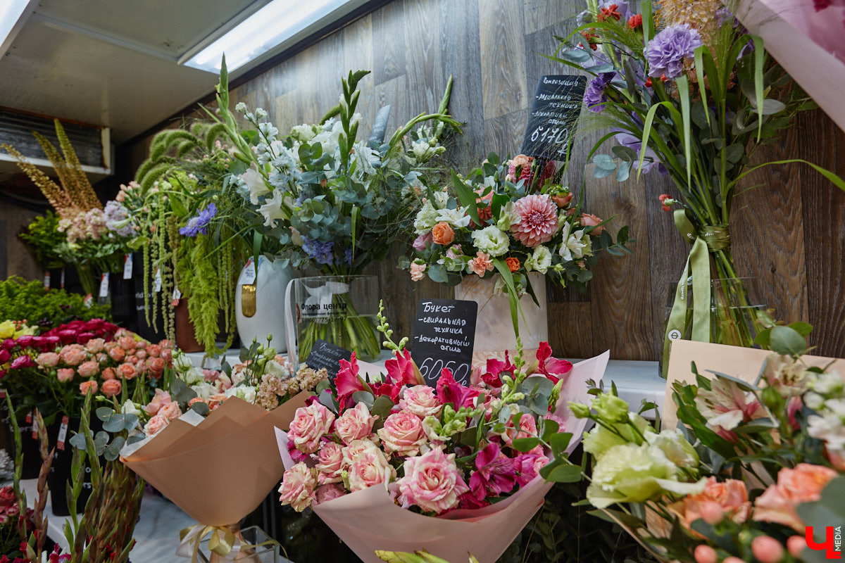 В день рождения принято дарить цветы, но владимирский бренд «Флора центр» ломает стереотипы. Сети салонов исполнилось 20 лет, и за это время она научилась сама собирать букеты под любой запрос. В честь знаменательной даты предлагаем вспомнить самые яркие вехи проекта.