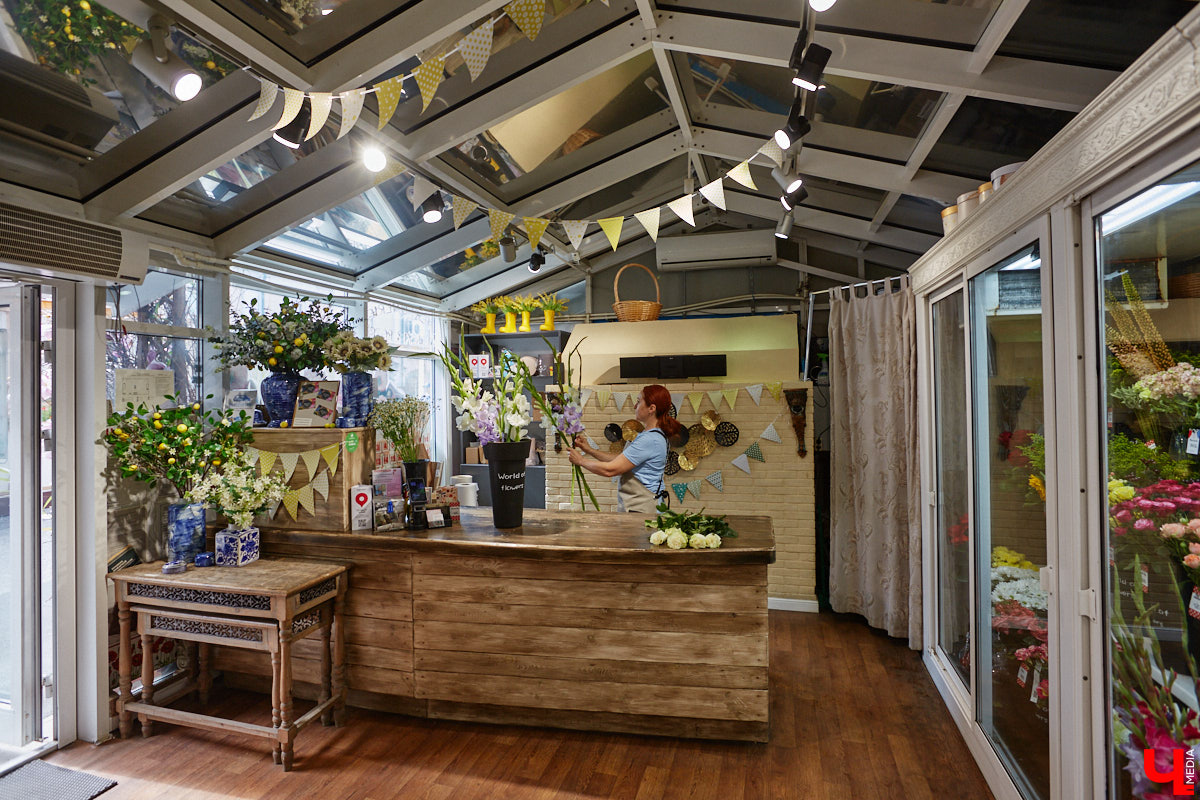 В день рождения принято дарить цветы, но владимирский бренд «Флора центр» ломает стереотипы. Сети салонов исполнилось 20 лет, и за это время она научилась сама собирать букеты под любой запрос. В честь знаменательной даты предлагаем вспомнить самые яркие вехи проекта.