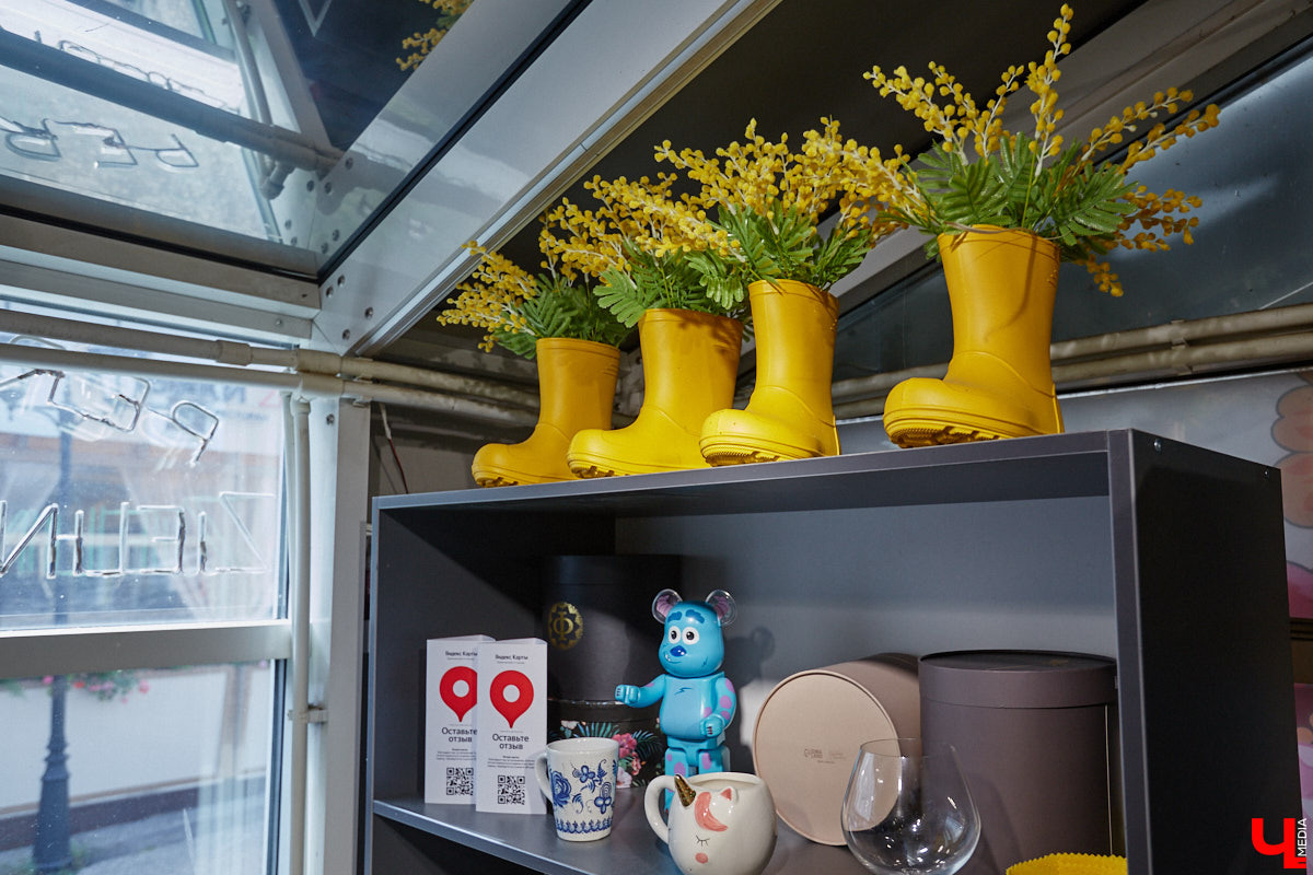 В день рождения принято дарить цветы, но владимирский бренд «Флора центр» ломает стереотипы. Сети салонов исполнилось 20 лет, и за это время она научилась сама собирать букеты под любой запрос. В честь знаменательной даты предлагаем вспомнить самые яркие вехи проекта.