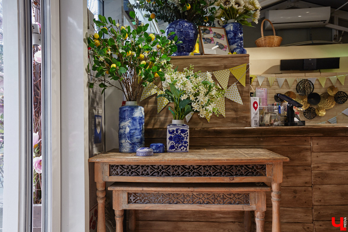 В день рождения принято дарить цветы, но владимирский бренд «Флора центр» ломает стереотипы. Сети салонов исполнилось 20 лет, и за это время она научилась сама собирать букеты под любой запрос. В честь знаменательной даты предлагаем вспомнить самые яркие вехи проекта.