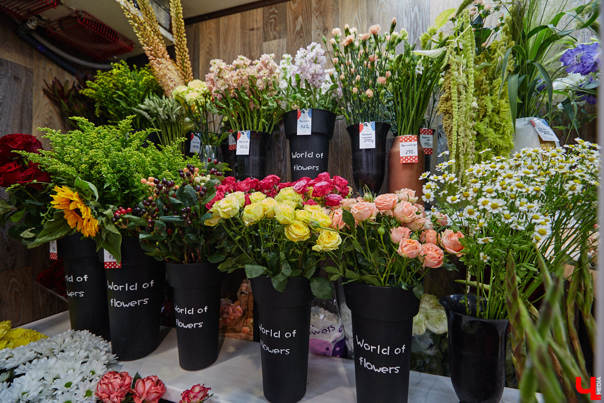 В день рождения принято дарить цветы, но владимирский бренд «Флора центр» ломает стереотипы. Сети салонов исполнилось 20 лет, и за это время она научилась сама собирать букеты под любой запрос. В честь знаменательной даты предлагаем вспомнить самые яркие вехи проекта.