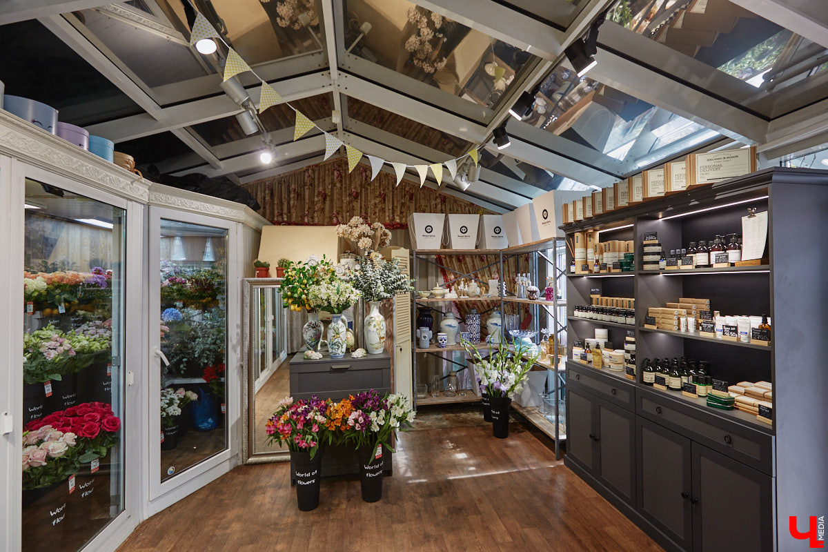 В день рождения принято дарить цветы, но владимирский бренд «Флора центр» ломает стереотипы. Сети салонов исполнилось 20 лет, и за это время она научилась сама собирать букеты под любой запрос. В честь знаменательной даты предлагаем вспомнить самые яркие вехи проекта.