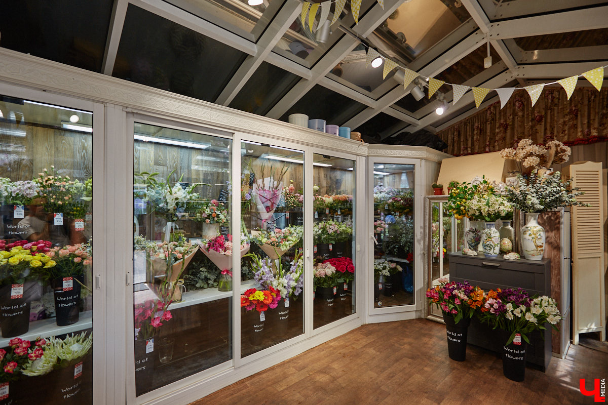 В день рождения принято дарить цветы, но владимирский бренд «Флора центр» ломает стереотипы. Сети салонов исполнилось 20 лет, и за это время она научилась сама собирать букеты под любой запрос. В честь знаменательной даты предлагаем вспомнить самые яркие вехи проекта.