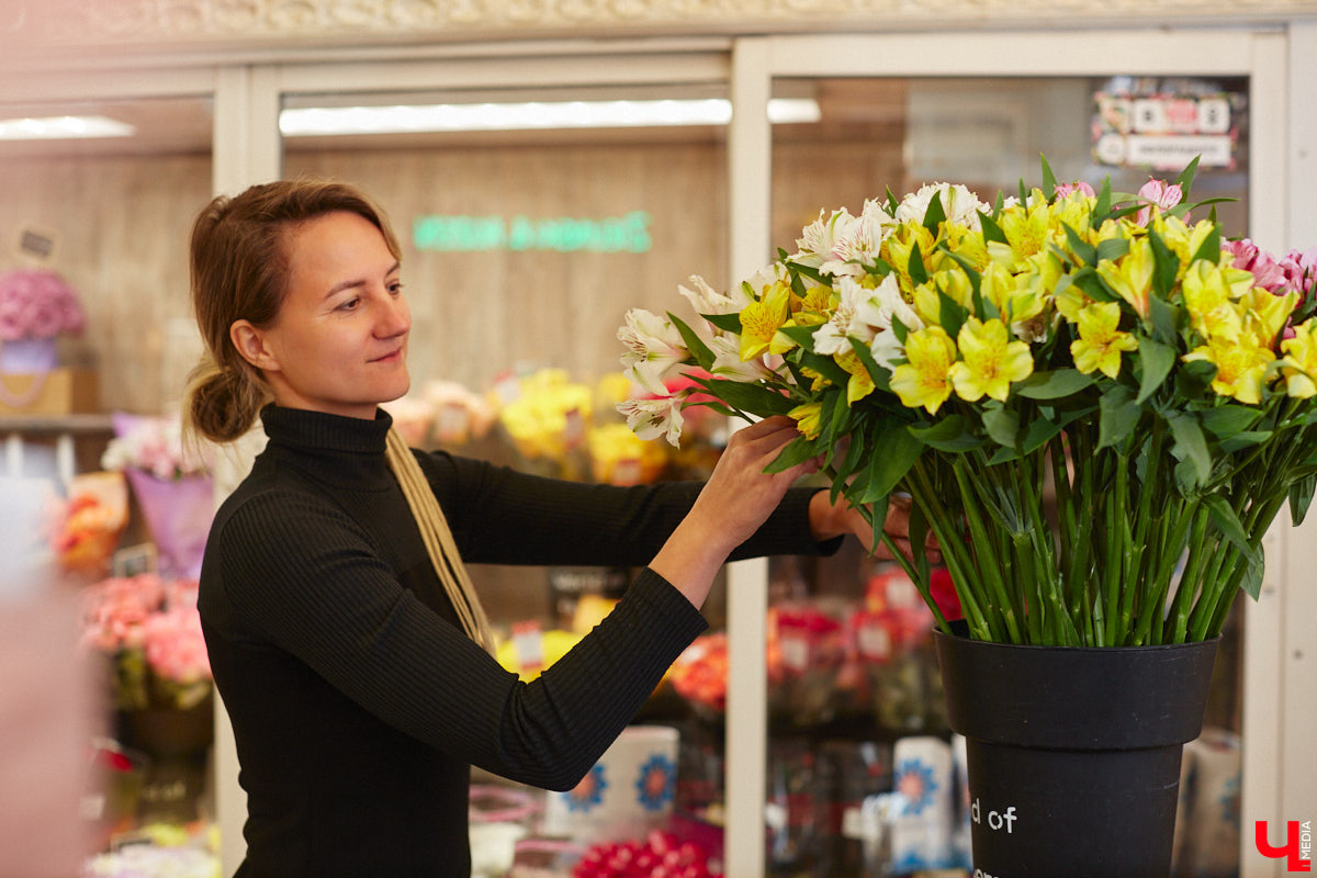В день рождения принято дарить цветы, но владимирский бренд «Флора центр» ломает стереотипы. Сети салонов исполнилось 20 лет, и за это время она научилась сама собирать букеты под любой запрос. В честь знаменательной даты предлагаем вспомнить самые яркие вехи проекта.