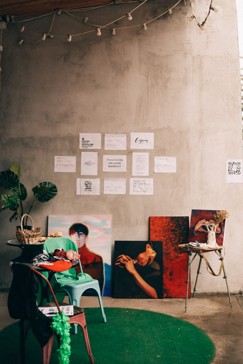 Нарисовать картину могут если не все, то большинство. А вот создать настоящий шедевр суждено не каждому. Но если очень хочется, то помочь с этой затеей могут иммерсивные художники. Один из арт-экспериментов они устроили и на прошедших выходных на территории гастромаркета «Рынок на Студеной».