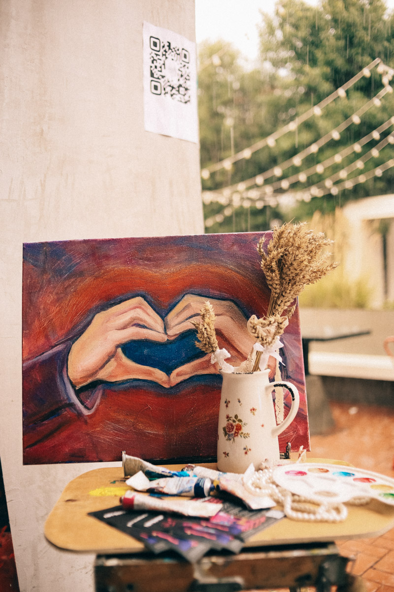 Нарисовать картину могут если не все, то большинство. А вот создать настоящий шедевр суждено не каждому. Но если очень хочется, то помочь с этой затеей могут иммерсивные художники. Один из арт-экспериментов они устроили и на прошедших выходных на территории гастромаркета «Рынок на Студеной».