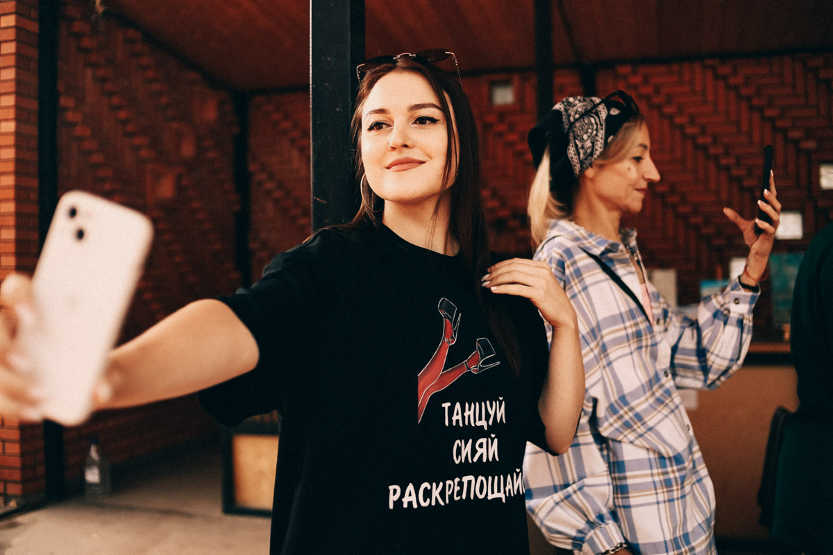 Нарисовать картину могут если не все, то большинство. А вот создать настоящий шедевр суждено не каждому. Но если очень хочется, то помочь с этой затеей могут иммерсивные художники. Один из арт-экспериментов они устроили и на прошедших выходных на территории гастромаркета «Рынок на Студеной».