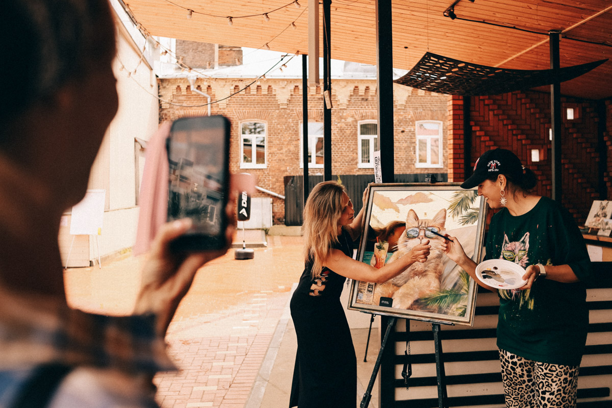 Нарисовать картину могут если не все, то большинство. А вот создать настоящий шедевр суждено не каждому. Но если очень хочется, то помочь с этой затеей могут иммерсивные художники. Один из арт-экспериментов они устроили и на прошедших выходных на территории гастромаркета «Рынок на Студеной».