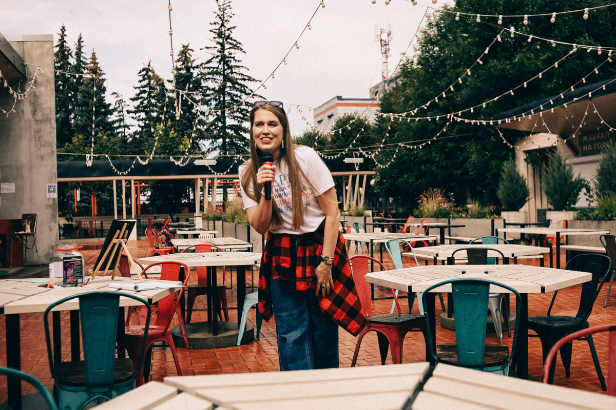 Нарисовать картину могут если не все, то большинство. А вот создать настоящий шедевр суждено не каждому. Но если очень хочется, то помочь с этой затеей могут иммерсивные художники. Один из арт-экспериментов они устроили и на прошедших выходных на территории гастромаркета «Рынок на Студеной».