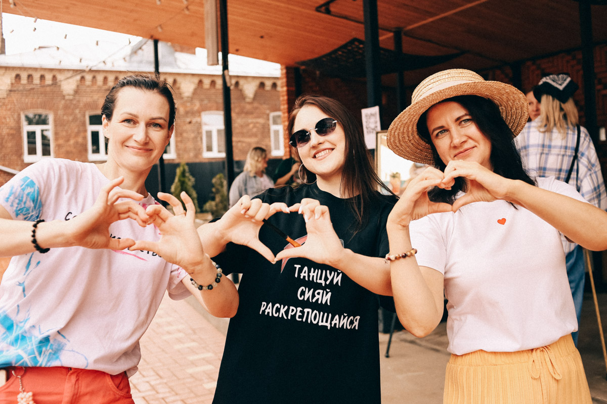 Нарисовать картину могут если не все, то большинство. А вот создать настоящий шедевр суждено не каждому. Но если очень хочется, то помочь с этой затеей могут иммерсивные художники. Один из арт-экспериментов они устроили и на прошедших выходных на территории гастромаркета «Рынок на Студеной».