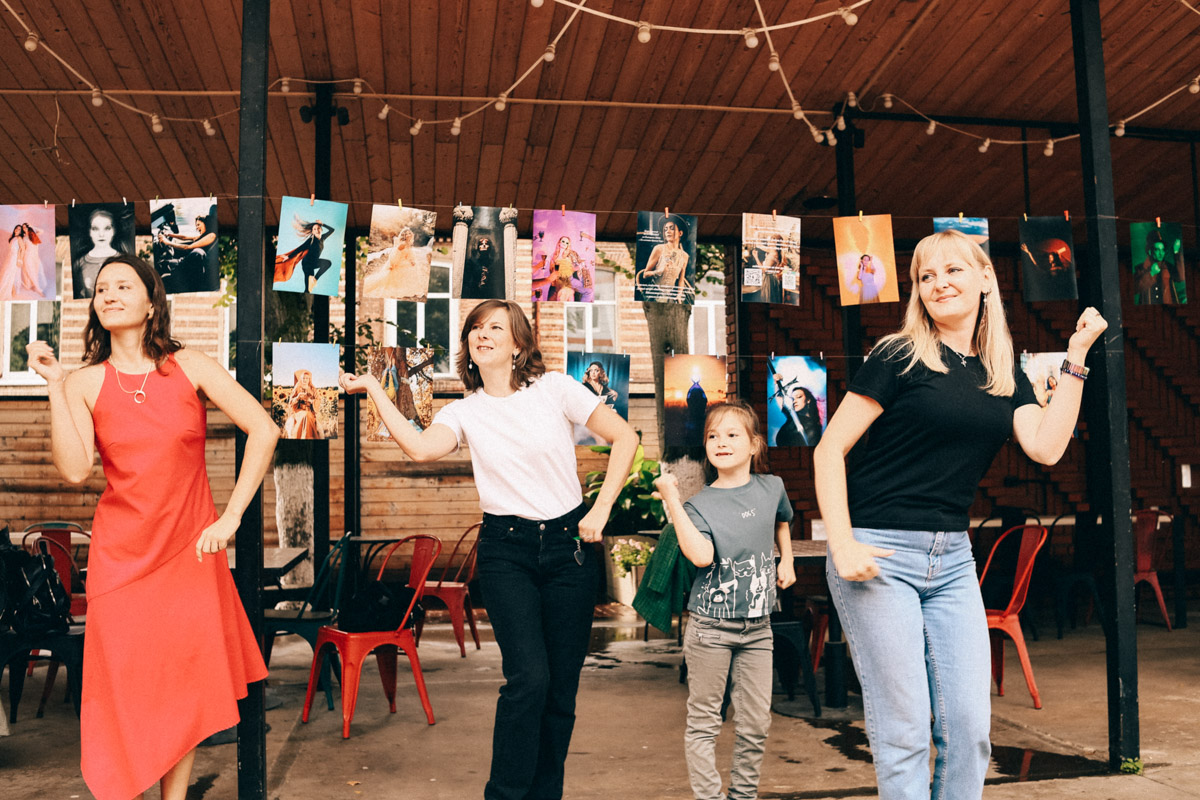 Нарисовать картину могут если не все, то большинство. А вот создать настоящий шедевр суждено не каждому. Но если очень хочется, то помочь с этой затеей могут иммерсивные художники. Один из арт-экспериментов они устроили и на прошедших выходных на территории гастромаркета «Рынок на Студеной».