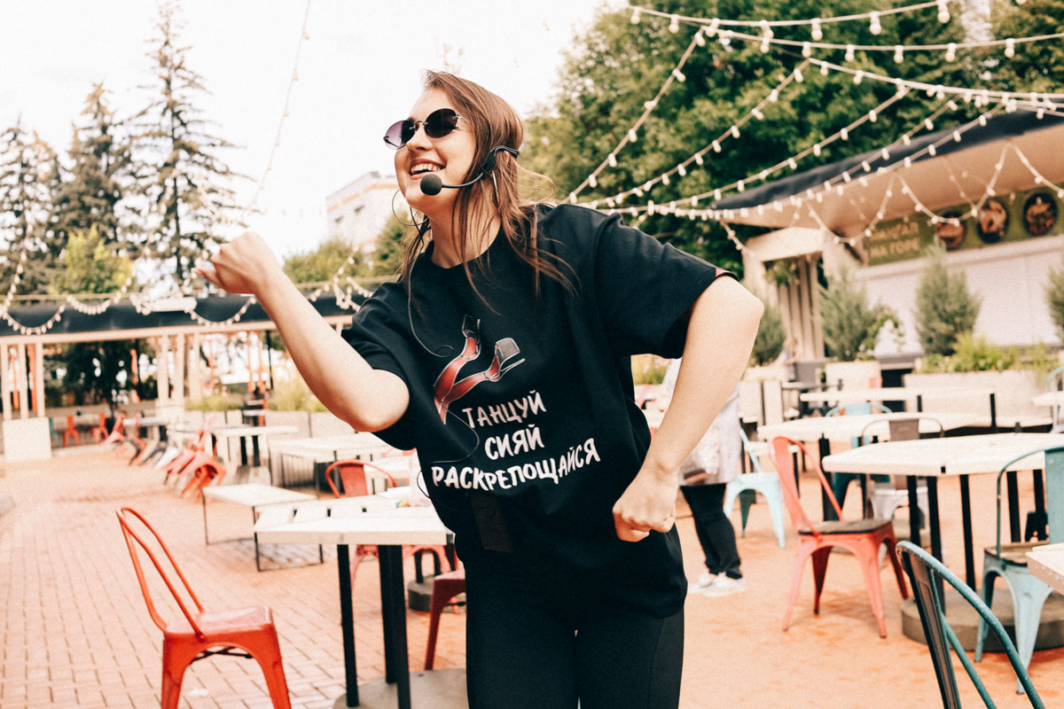 Нарисовать картину могут если не все, то большинство. А вот создать настоящий шедевр суждено не каждому. Но если очень хочется, то помочь с этой затеей могут иммерсивные художники. Один из арт-экспериментов они устроили и на прошедших выходных на территории гастромаркета «Рынок на Студеной».