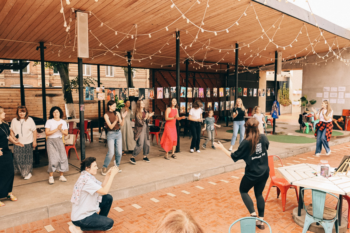 Нарисовать картину могут если не все, то большинство. А вот создать настоящий шедевр суждено не каждому. Но если очень хочется, то помочь с этой затеей могут иммерсивные художники. Один из арт-экспериментов они устроили и на прошедших выходных на территории гастромаркета «Рынок на Студеной».