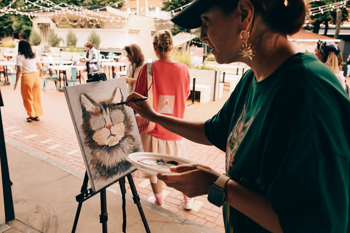 Нарисовать картину могут если не все, то большинство. А вот создать настоящий шедевр суждено не каждому. Но если очень хочется, то помочь с этой затеей могут иммерсивные художники. Один из арт-экспериментов они устроили и на прошедших выходных на территории гастромаркета «Рынок на Студеной».