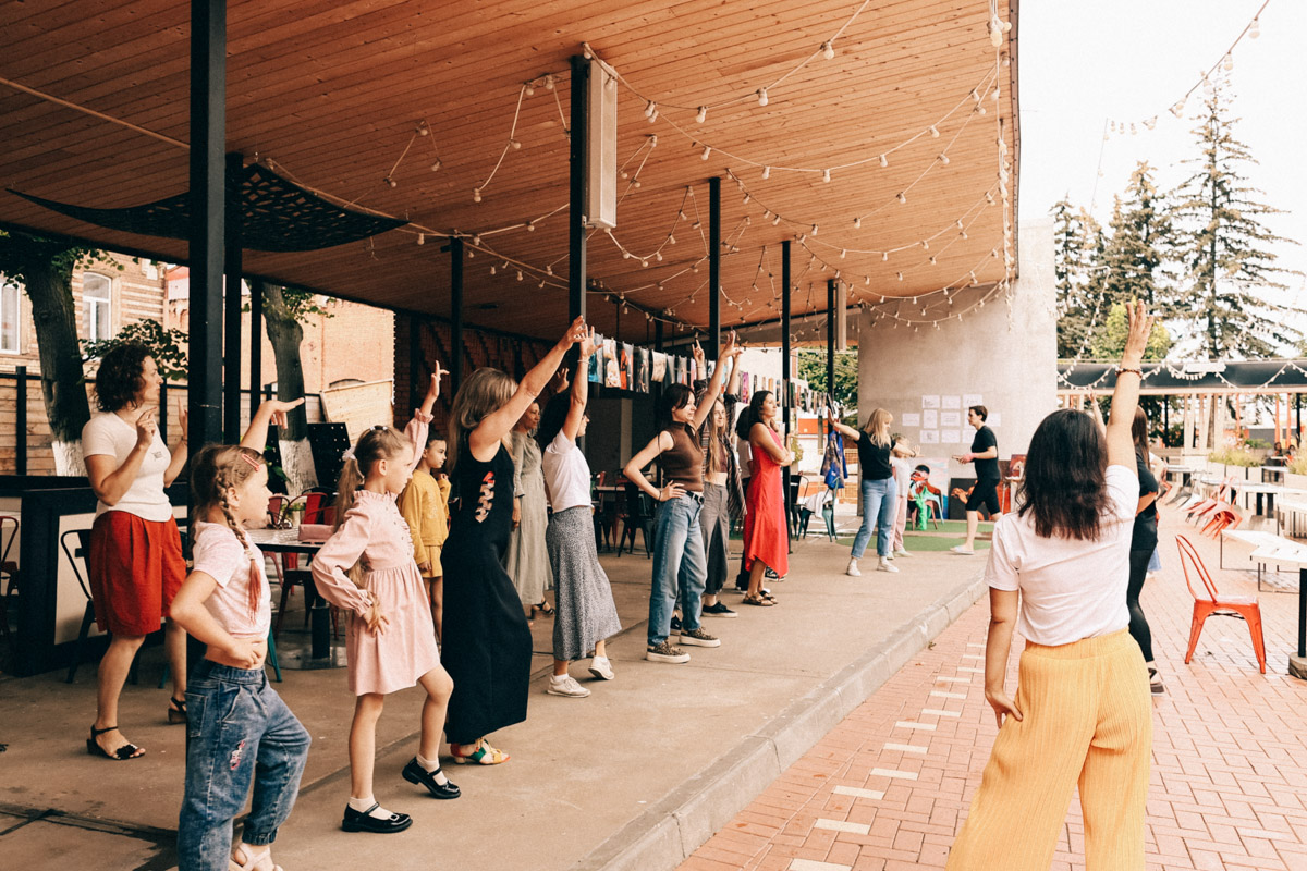 Нарисовать картину могут если не все, то большинство. А вот создать настоящий шедевр суждено не каждому. Но если очень хочется, то помочь с этой затеей могут иммерсивные художники. Один из арт-экспериментов они устроили и на прошедших выходных на территории гастромаркета «Рынок на Студеной».