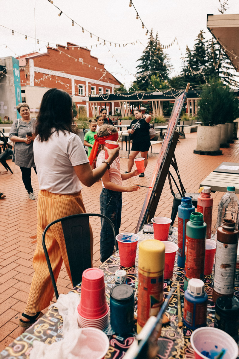 Нарисовать картину могут если не все, то большинство. А вот создать настоящий шедевр суждено не каждому. Но если очень хочется, то помочь с этой затеей могут иммерсивные художники. Один из арт-экспериментов они устроили и на прошедших выходных на территории гастромаркета «Рынок на Студеной».