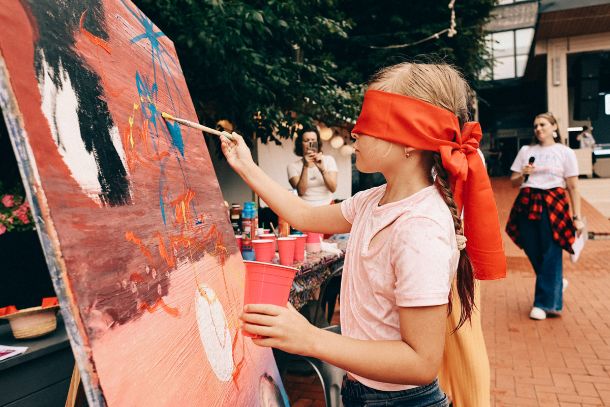 Нарисовать картину могут если не все, то большинство. А вот создать настоящий шедевр суждено не каждому. Но если очень хочется, то помочь с этой затеей могут иммерсивные художники. Один из арт-экспериментов они устроили и на прошедших выходных на территории гастромаркета «Рынок на Студеной».