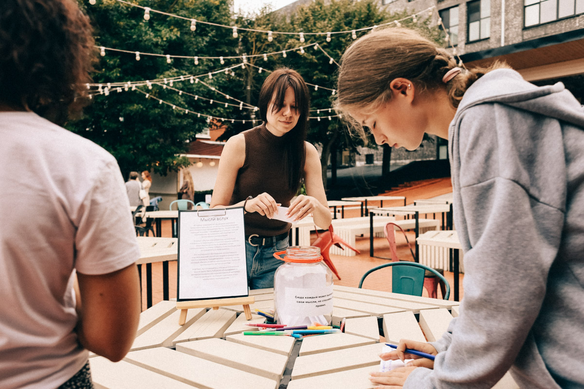 Нарисовать картину могут если не все, то большинство. А вот создать настоящий шедевр суждено не каждому. Но если очень хочется, то помочь с этой затеей могут иммерсивные художники. Один из арт-экспериментов они устроили и на прошедших выходных на территории гастромаркета «Рынок на Студеной».