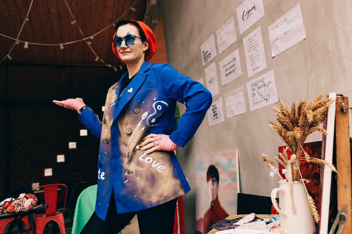 Нарисовать картину могут если не все, то большинство. А вот создать настоящий шедевр суждено не каждому. Но если очень хочется, то помочь с этой затеей могут иммерсивные художники. Один из арт-экспериментов они устроили и на прошедших выходных на территории гастромаркета «Рынок на Студеной».