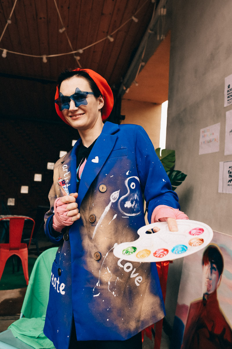 Нарисовать картину могут если не все, то большинство. А вот создать настоящий шедевр суждено не каждому. Но если очень хочется, то помочь с этой затеей могут иммерсивные художники. Один из арт-экспериментов они устроили и на прошедших выходных на территории гастромаркета «Рынок на Студеной».