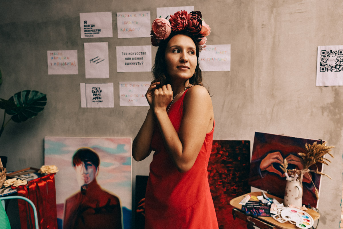 Нарисовать картину могут если не все, то большинство. А вот создать настоящий шедевр суждено не каждому. Но если очень хочется, то помочь с этой затеей могут иммерсивные художники. Один из арт-экспериментов они устроили и на прошедших выходных на территории гастромаркета «Рынок на Студеной».