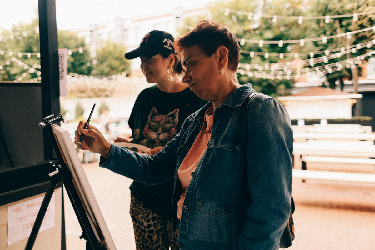 Нарисовать картину могут если не все, то большинство. А вот создать настоящий шедевр суждено не каждому. Но если очень хочется, то помочь с этой затеей могут иммерсивные художники. Один из арт-экспериментов они устроили и на прошедших выходных на территории гастромаркета «Рынок на Студеной».