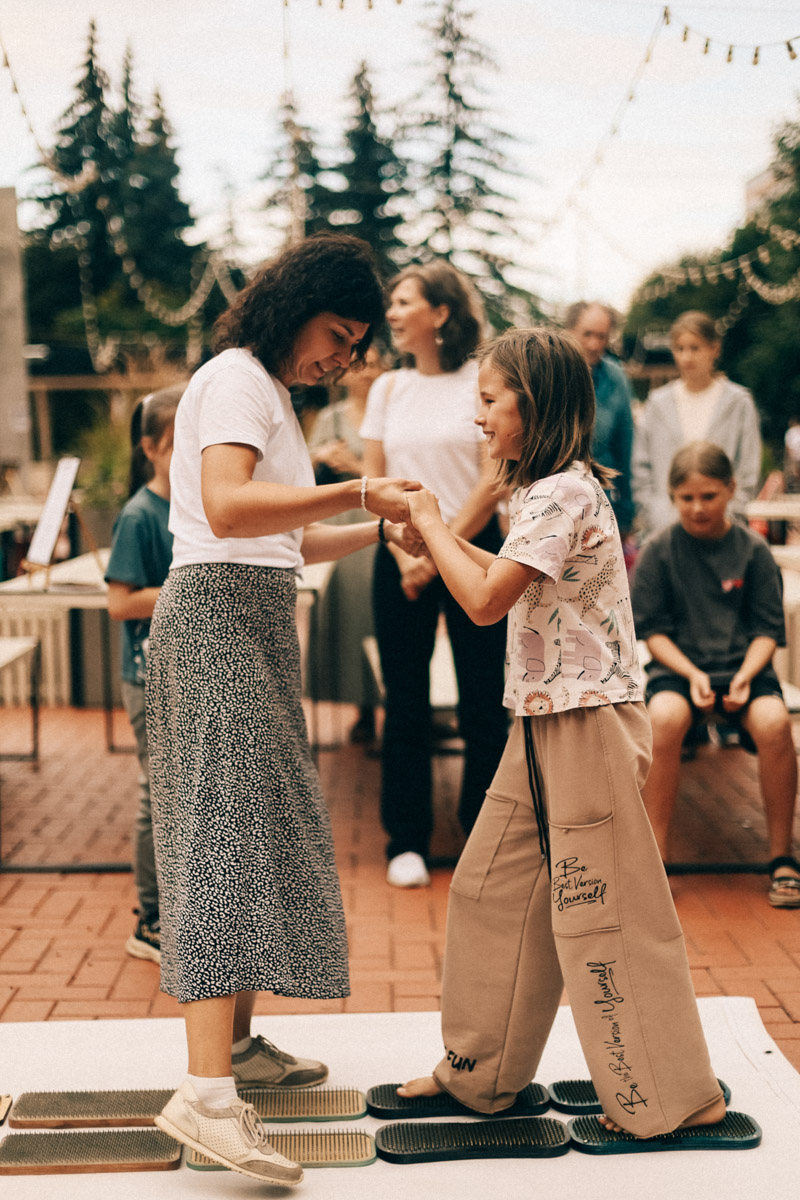 Нарисовать картину могут если не все, то большинство. А вот создать настоящий шедевр суждено не каждому. Но если очень хочется, то помочь с этой затеей могут иммерсивные художники. Один из арт-экспериментов они устроили и на прошедших выходных на территории гастромаркета «Рынок на Студеной».