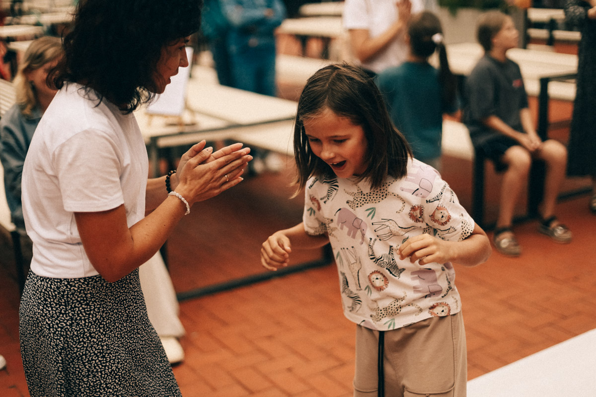 Нарисовать картину могут если не все, то большинство. А вот создать настоящий шедевр суждено не каждому. Но если очень хочется, то помочь с этой затеей могут иммерсивные художники. Один из арт-экспериментов они устроили и на прошедших выходных на территории гастромаркета «Рынок на Студеной».