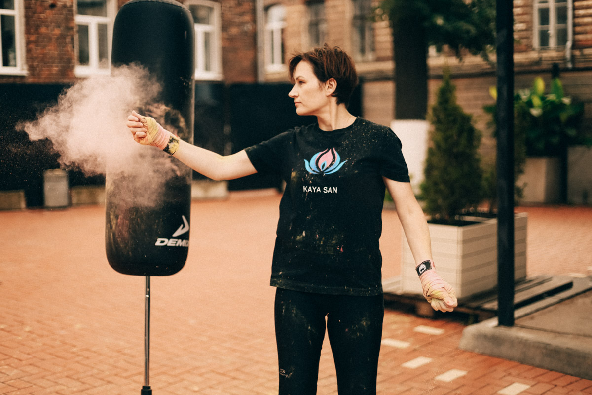 Нарисовать картину могут если не все, то большинство. А вот создать настоящий шедевр суждено не каждому. Но если очень хочется, то помочь с этой затеей могут иммерсивные художники. Один из арт-экспериментов они устроили и на прошедших выходных на территории гастромаркета «Рынок на Студеной».