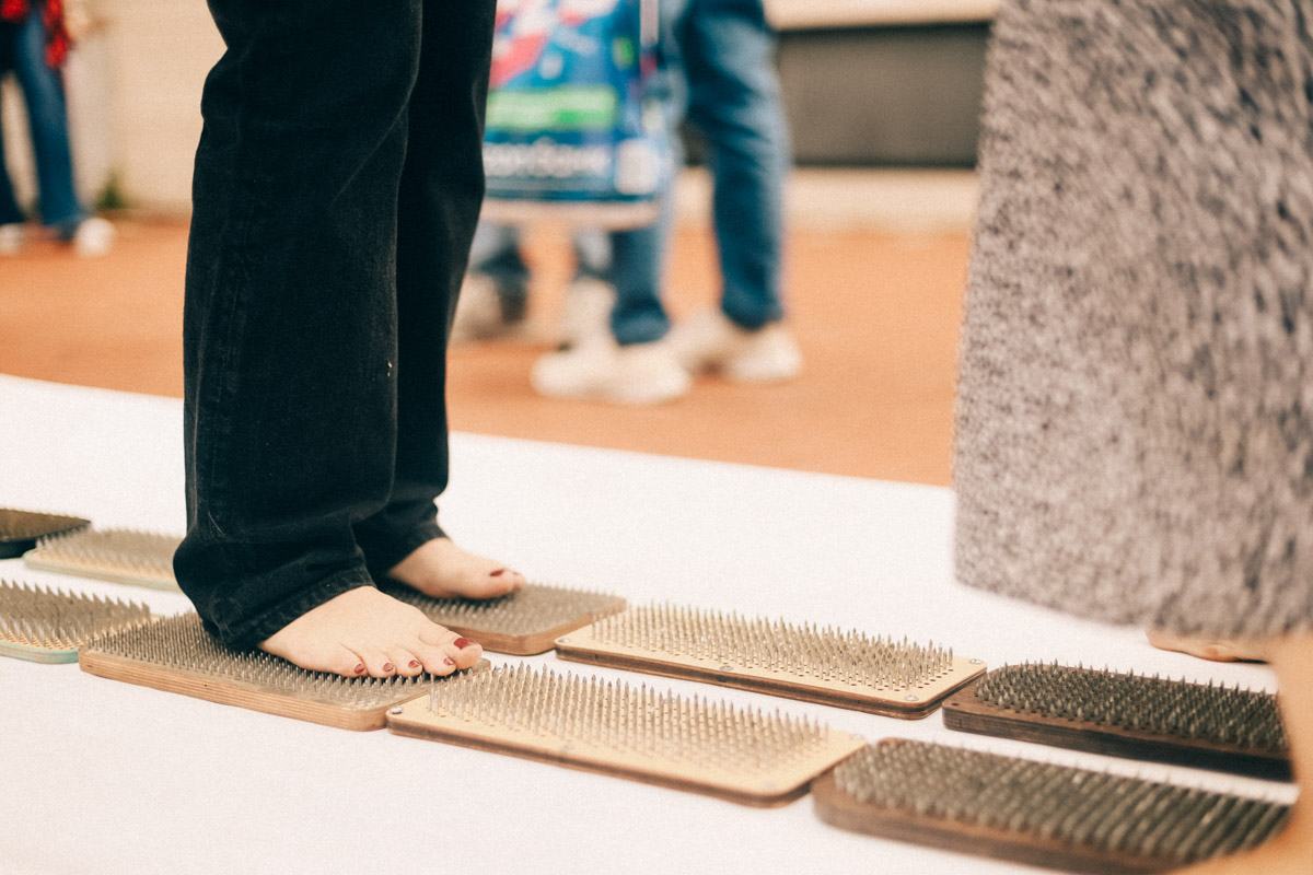 Нарисовать картину могут если не все, то большинство. А вот создать настоящий шедевр суждено не каждому. Но если очень хочется, то помочь с этой затеей могут иммерсивные художники. Один из арт-экспериментов они устроили и на прошедших выходных на территории гастромаркета «Рынок на Студеной».