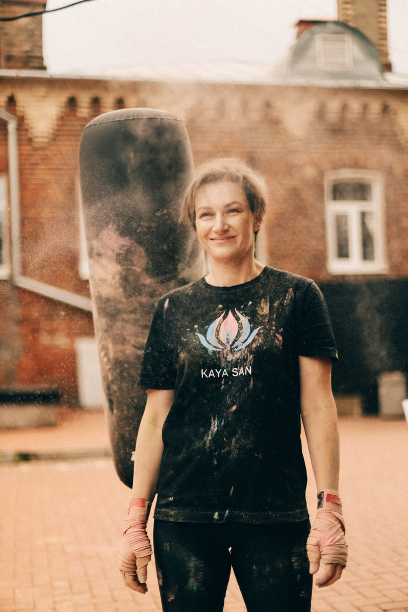 Нарисовать картину могут если не все, то большинство. А вот создать настоящий шедевр суждено не каждому. Но если очень хочется, то помочь с этой затеей могут иммерсивные художники. Один из арт-экспериментов они устроили и на прошедших выходных на территории гастромаркета «Рынок на Студеной».