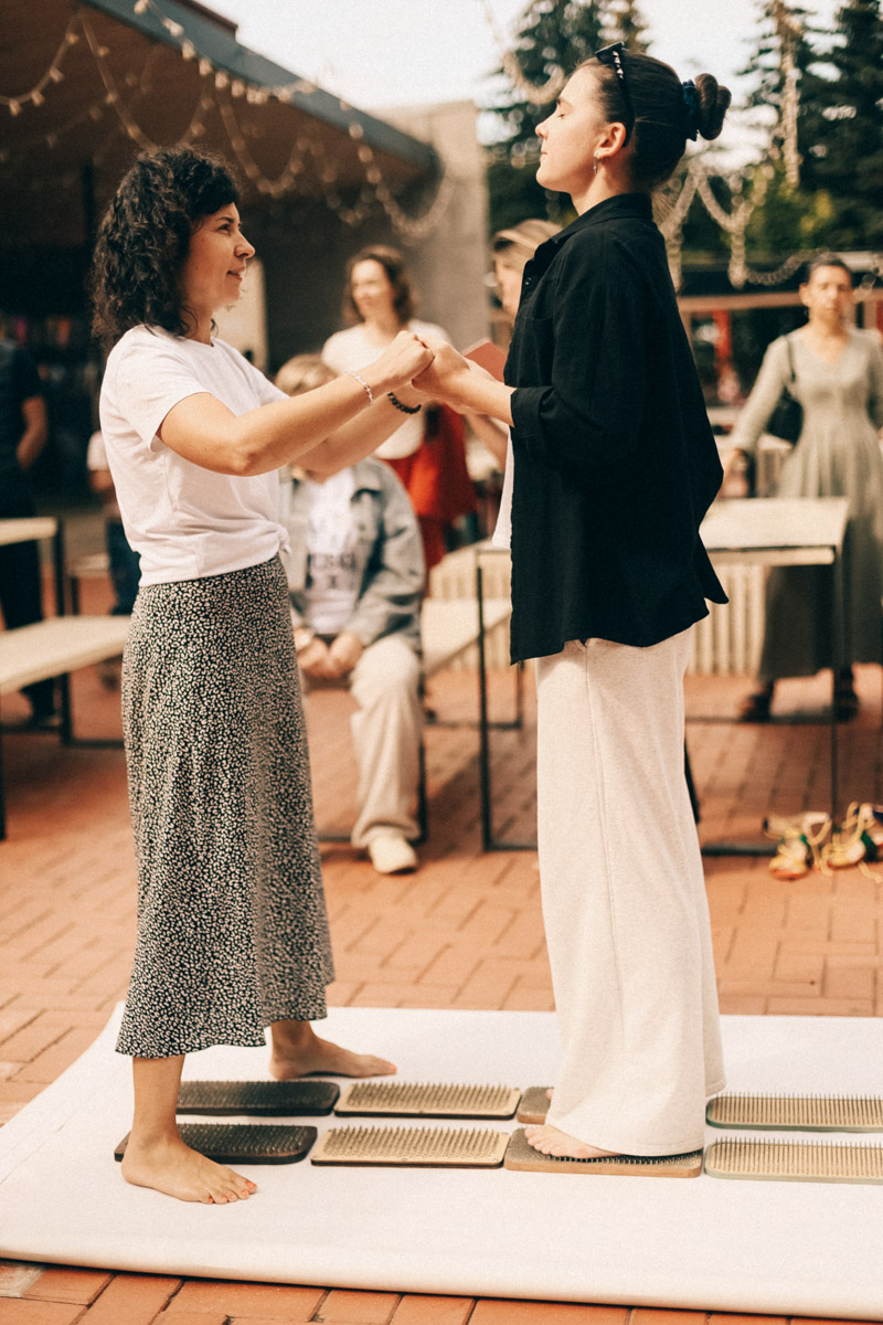 Нарисовать картину могут если не все, то большинство. А вот создать настоящий шедевр суждено не каждому. Но если очень хочется, то помочь с этой затеей могут иммерсивные художники. Один из арт-экспериментов они устроили и на прошедших выходных на территории гастромаркета «Рынок на Студеной».