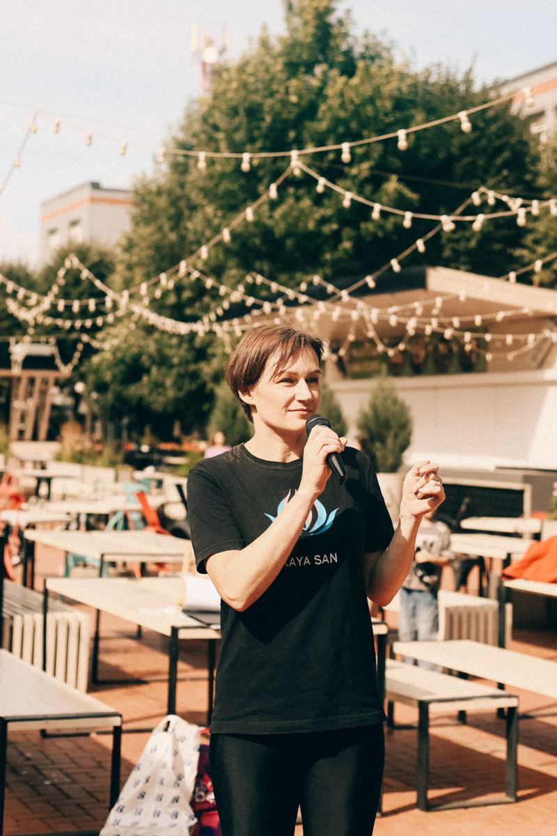 Нарисовать картину могут если не все, то большинство. А вот создать настоящий шедевр суждено не каждому. Но если очень хочется, то помочь с этой затеей могут иммерсивные художники. Один из арт-экспериментов они устроили и на прошедших выходных на территории гастромаркета «Рынок на Студеной».