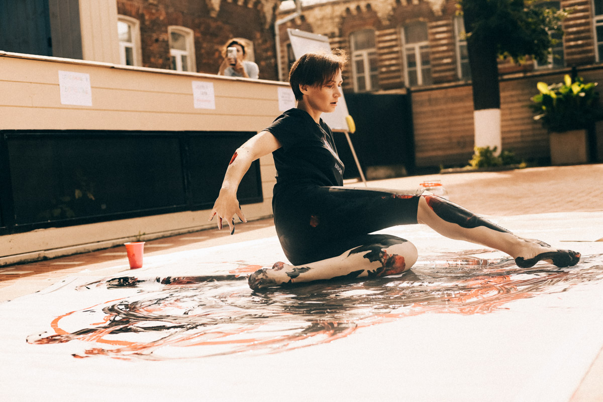 Нарисовать картину могут если не все, то большинство. А вот создать настоящий шедевр суждено не каждому. Но если очень хочется, то помочь с этой затеей могут иммерсивные художники. Один из арт-экспериментов они устроили и на прошедших выходных на территории гастромаркета «Рынок на Студеной».