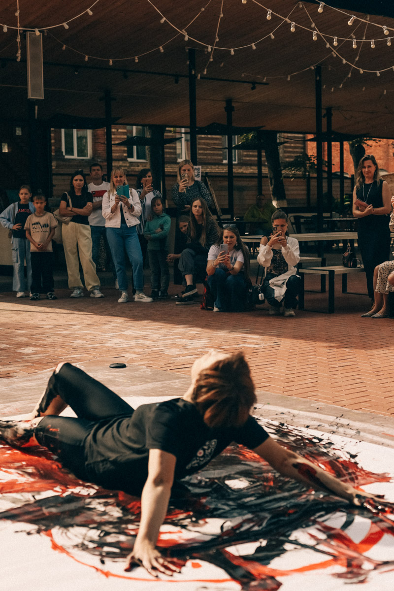 Нарисовать картину могут если не все, то большинство. А вот создать настоящий шедевр суждено не каждому. Но если очень хочется, то помочь с этой затеей могут иммерсивные художники. Один из арт-экспериментов они устроили и на прошедших выходных на территории гастромаркета «Рынок на Студеной».