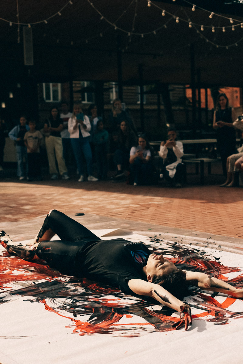 Нарисовать картину могут если не все, то большинство. А вот создать настоящий шедевр суждено не каждому. Но если очень хочется, то помочь с этой затеей могут иммерсивные художники. Один из арт-экспериментов они устроили и на прошедших выходных на территории гастромаркета «Рынок на Студеной».