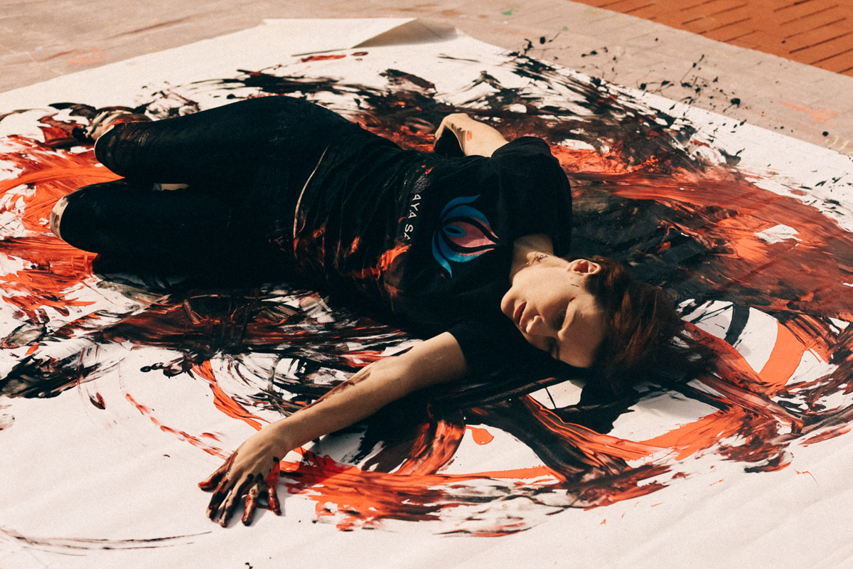 Нарисовать картину могут если не все, то большинство. А вот создать настоящий шедевр суждено не каждому. Но если очень хочется, то помочь с этой затеей могут иммерсивные художники. Один из арт-экспериментов они устроили и на прошедших выходных на территории гастромаркета «Рынок на Студеной».