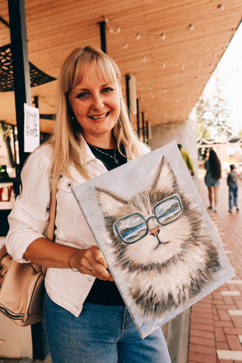 Нарисовать картину могут если не все, то большинство. А вот создать настоящий шедевр суждено не каждому. Но если очень хочется, то помочь с этой затеей могут иммерсивные художники. Один из арт-экспериментов они устроили и на прошедших выходных на территории гастромаркета «Рынок на Студеной».