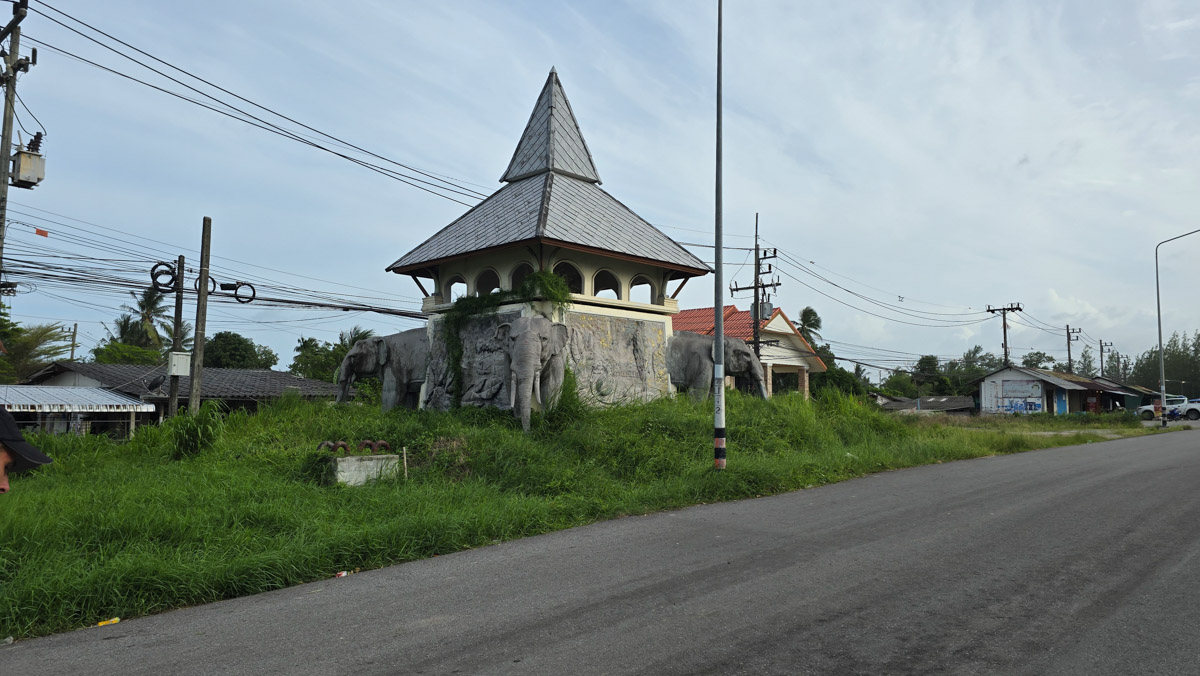 Сейчас бы на море! Чтобы белый песок, голубой океан, пальмы с кокосами и… кузнечики на обед?! Догадались, про какую страну речь? Правильно, мы о Таиланде, где недавно побывал владимирский турист Никита Овчинников-Коваринс. Молодой человек сполна насладился азиатской экзотикой, а полученными впечатлениями поделился с «Ключ-Медиа». Особенно относительно местной еды!