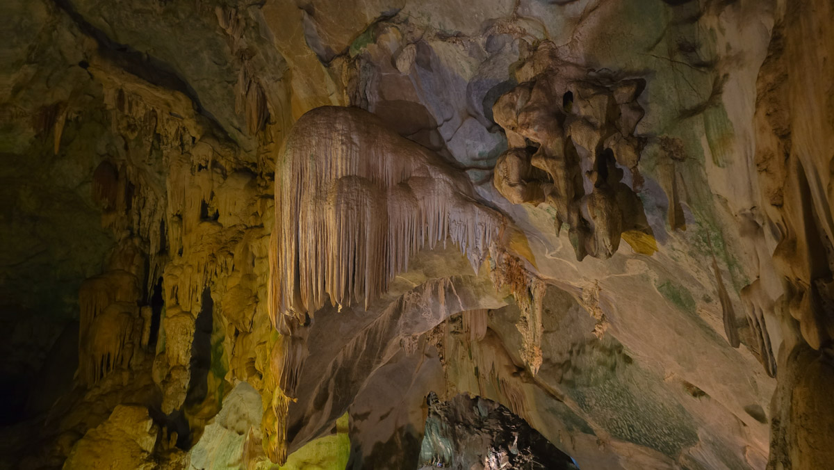 Сейчас бы на море! Чтобы белый песок, голубой океан, пальмы с кокосами и… кузнечики на обед?! Догадались, про какую страну речь? Правильно, мы о Таиланде, где недавно побывал владимирский турист Никита Овчинников-Коваринс. Молодой человек сполна насладился азиатской экзотикой, а полученными впечатлениями поделился с «Ключ-Медиа». Особенно относительно местной еды!