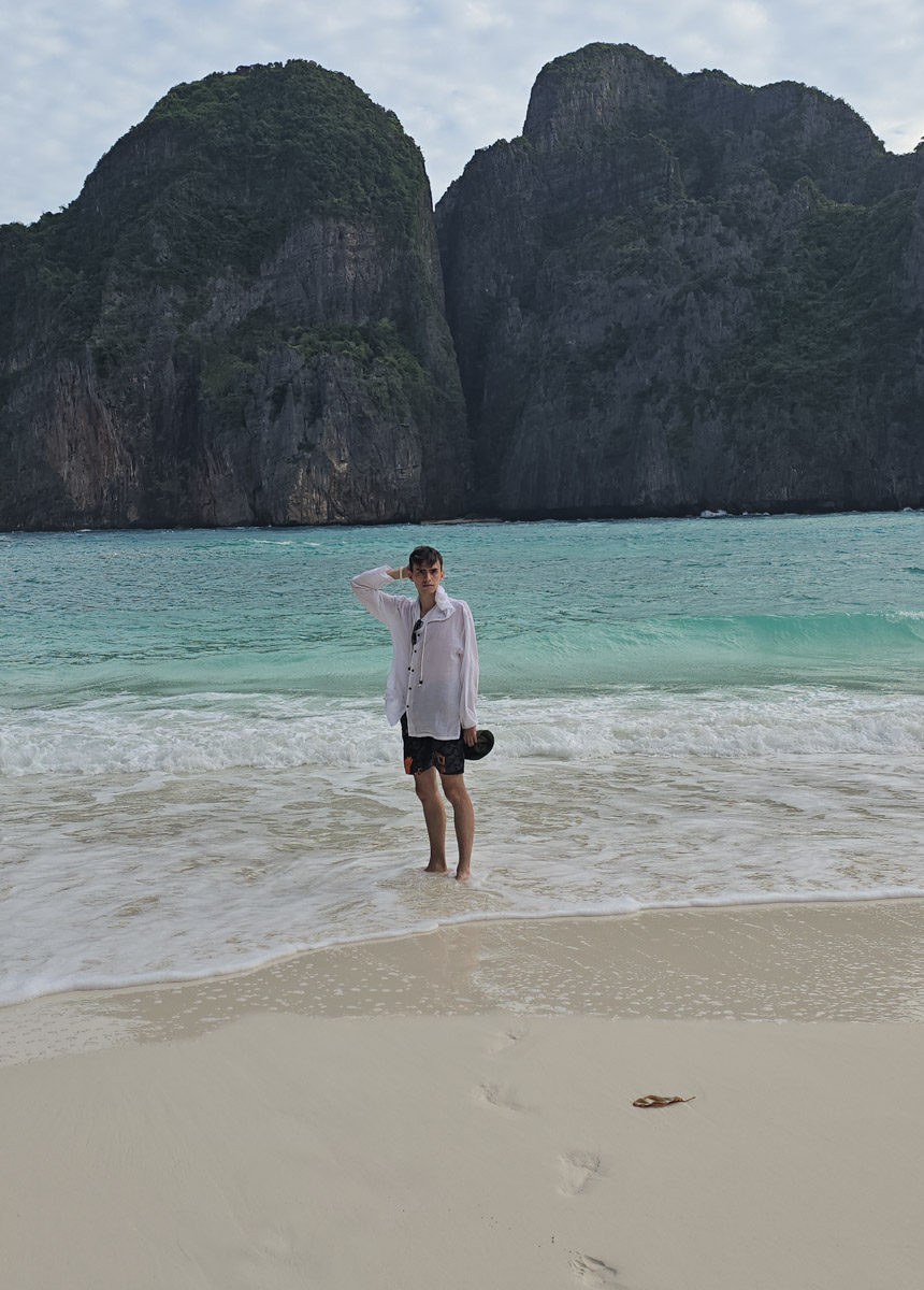 Сейчас бы на море! Чтобы белый песок, голубой океан, пальмы с кокосами и… кузнечики на обед?! Догадались, про какую страну речь? Правильно, мы о Таиланде, где недавно побывал владимирский турист Никита Овчинников-Коваринс. Молодой человек сполна насладился азиатской экзотикой, а полученными впечатлениями поделился с «Ключ-Медиа». Особенно относительно местной еды!