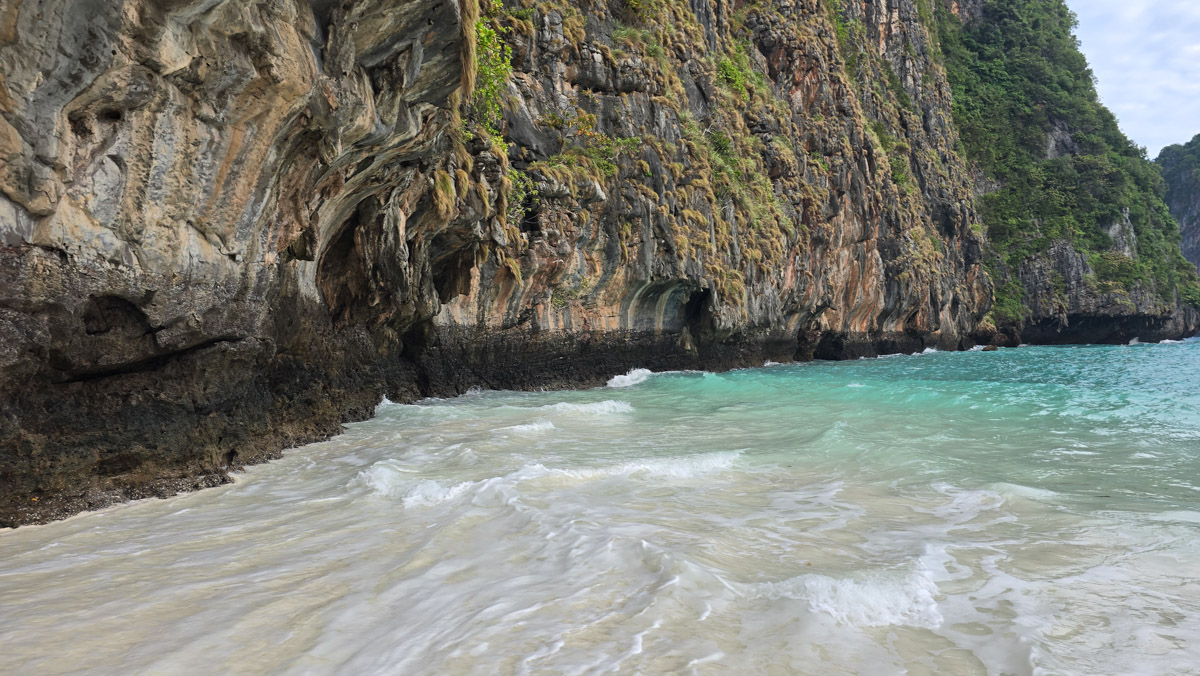 Сейчас бы на море! Чтобы белый песок, голубой океан, пальмы с кокосами и… кузнечики на обед?! Догадались, про какую страну речь? Правильно, мы о Таиланде, где недавно побывал владимирский турист Никита Овчинников-Коваринс. Молодой человек сполна насладился азиатской экзотикой, а полученными впечатлениями поделился с «Ключ-Медиа». Особенно относительно местной еды!