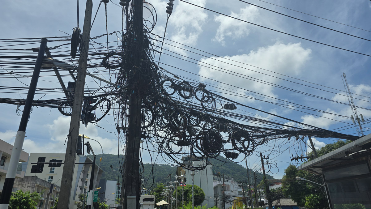 Сейчас бы на море! Чтобы белый песок, голубой океан, пальмы с кокосами и… кузнечики на обед?! Догадались, про какую страну речь? Правильно, мы о Таиланде, где недавно побывал владимирский турист Никита Овчинников-Коваринс. Молодой человек сполна насладился азиатской экзотикой, а полученными впечатлениями поделился с «Ключ-Медиа». Особенно относительно местной еды!