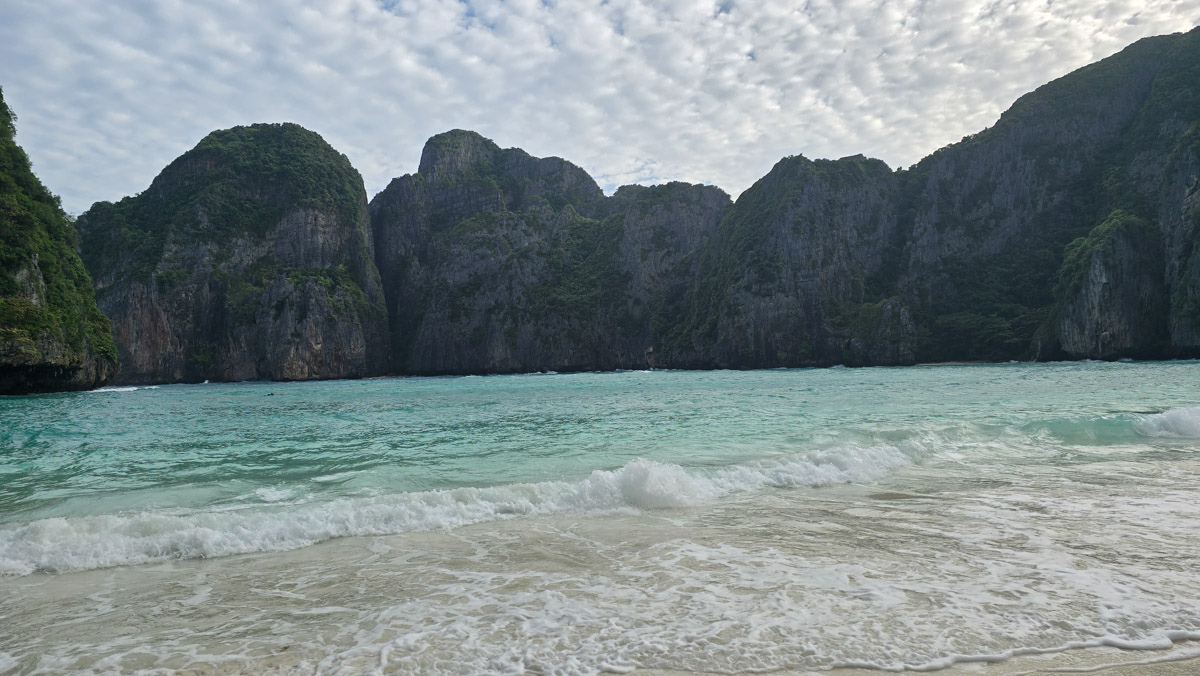 Сейчас бы на море! Чтобы белый песок, голубой океан, пальмы с кокосами и… кузнечики на обед?! Догадались, про какую страну речь? Правильно, мы о Таиланде, где недавно побывал владимирский турист Никита Овчинников-Коваринс. Молодой человек сполна насладился азиатской экзотикой, а полученными впечатлениями поделился с «Ключ-Медиа». Особенно относительно местной еды!